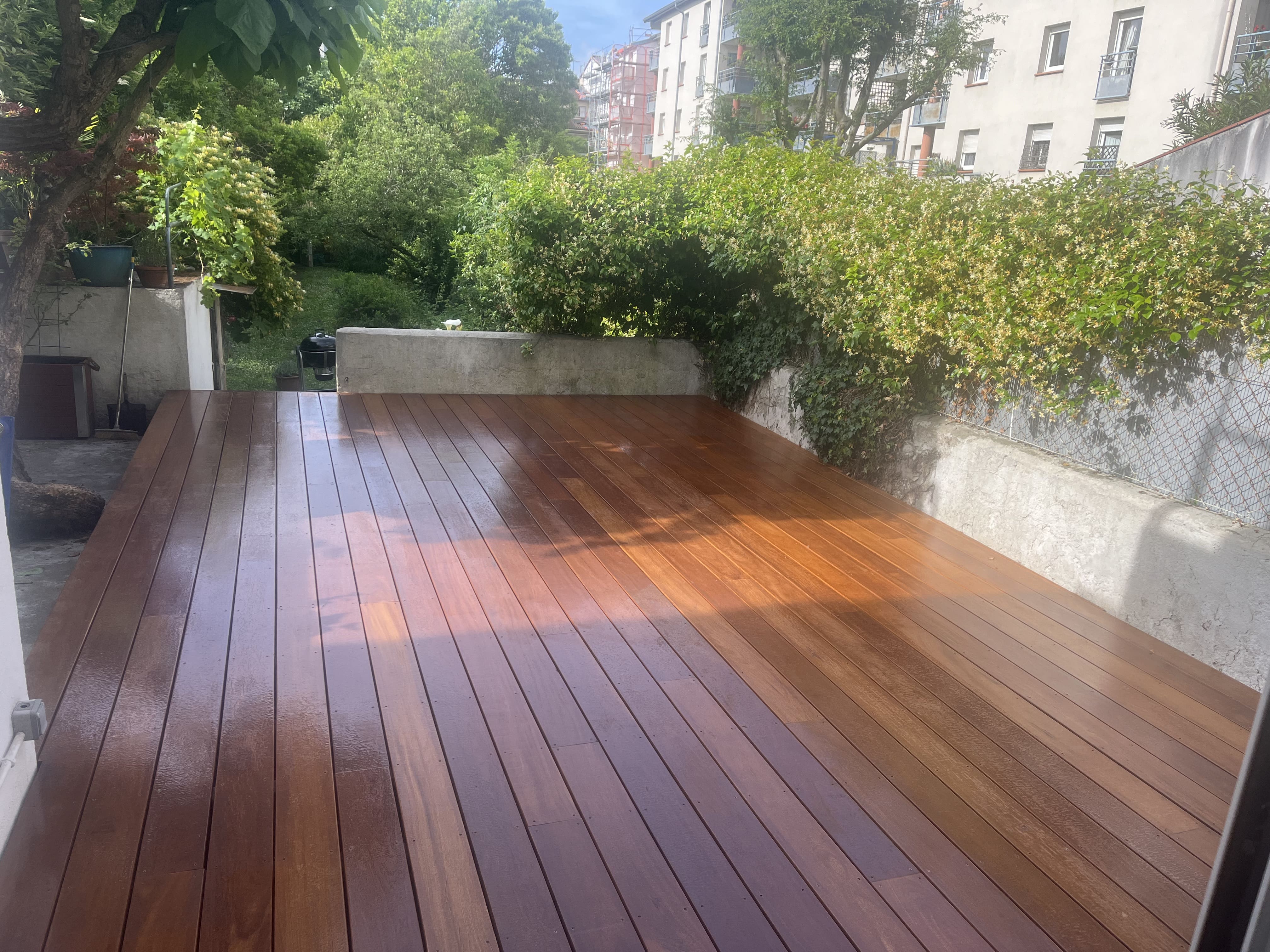 Pose d’une terrasse en bois exotique Cumaru à Toulouse Quartier Saint Michel